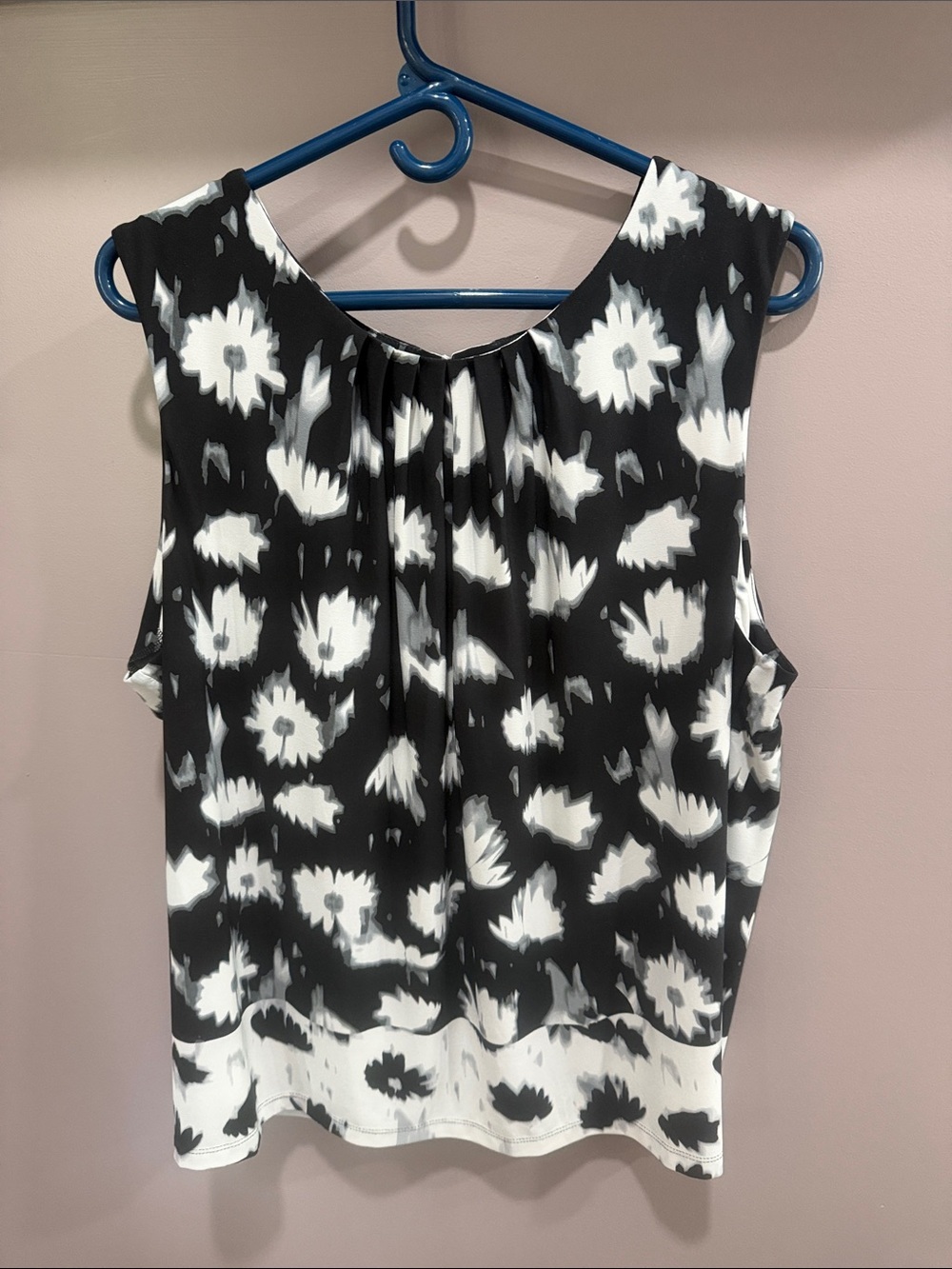 Calvin Klein Black and White Floral-Print Sleeveless Camisole 2X